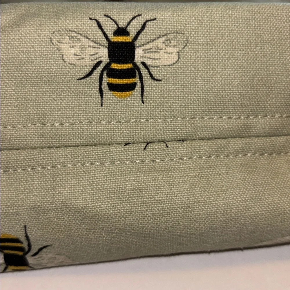 SOPHIA ALLPORT..LIGHT GREEN BUMBLE BEE CLUTCH/COSMETICS BAG/ANYTHING BAG